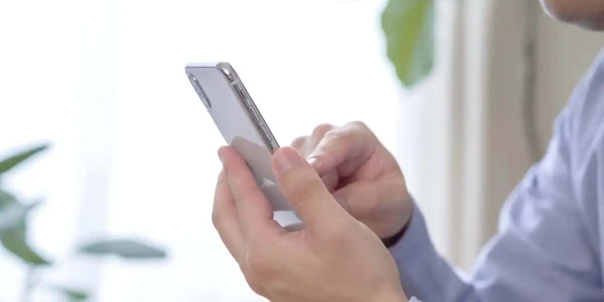 スマホで予約を行う男性の手元