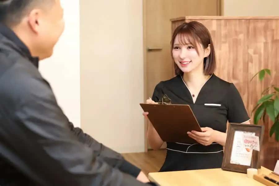 丁寧なカウンセリングを行う女性スタッフ